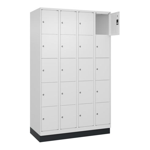 C+P Schließfachschrank Classic PLUS, Sockel, 4 Abteile, 1950x1200x500mm, 9016/90 Innenhöhe Gefach oben (oberes 365 mm Front RAL 9016 Verkehrsweiß