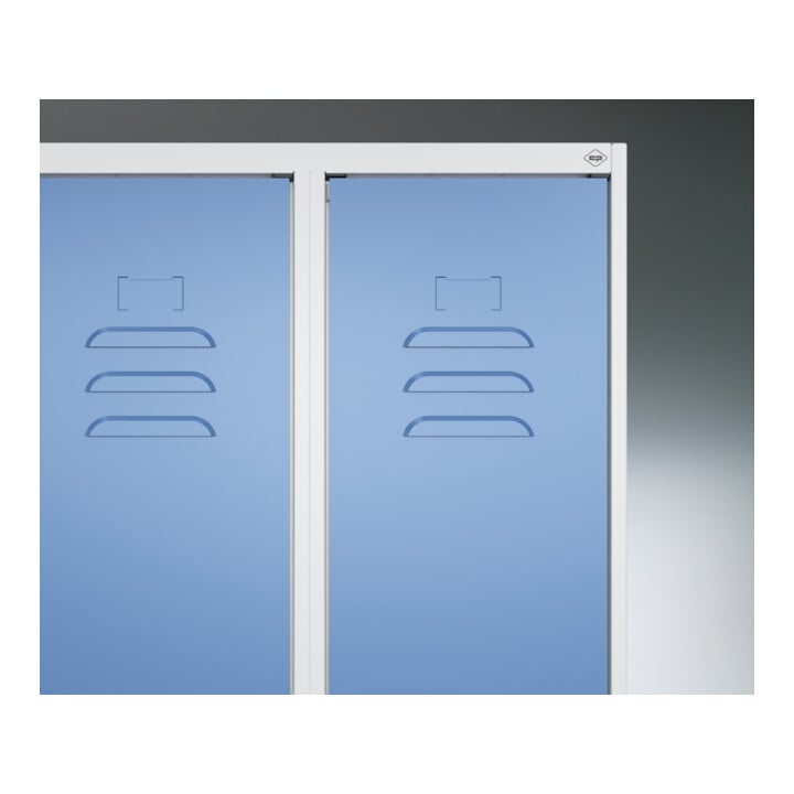 C+P Schwarz-Weiß-Spind Classic PLUS, Bank, 2 Abteile, 2120x600x815mm, 7035/6011, Verschluss Sicherheits-Drehriegel, Sitzbanktyp untergebaut, Material Sitzfläche Buche-Hartholz