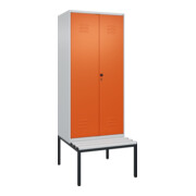 C+P Schwarz-Weiß-Spind Classic PLUS, Bank, 2 Abteile, 2120x800x815mm, 7035/2004, Verschluss Sicherheits-Drehriegel, Sitzbanktyp untergebaut, Material Sitzfläche Kunststoff