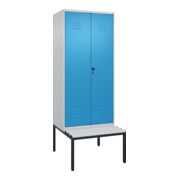 C+P Schwarz-Weiß-Spind Classic PLUS, Bank, 2 Abteile, 2120x800x815mm, 7035/5012, Verschluss Sicherheits-Drehriegel, Sitzbanktyp untergebaut, Material Sitzfläche Kunststoff