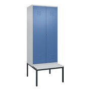C+P Schwarz-Weiß-Spind Classic PLUS, Bank, 2 Abteile, 2120x800x815mm, 7035/5023, Verschluss Zylinderschloss, Sitzbanktyp untergebaut, Material Sitzfläche Kunststoff