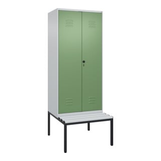 C+P Schwarz-Weiß-Spind Classic PLUS, Bank, 2 Abteile, 2120x800x815mm, 7035/6011, Verschluss Sicherheits-Drehriegel, Sitzbanktyp untergebaut, Material Sitzfläche Kunststoff