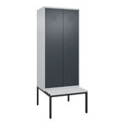 C+P Schwarz-Weiß-Spind Classic PLUS, Bank, 2 Abteile, 2120x800x815mm, 7035/7016, Verschluss Zylinderschloss, Sitzbanktyp untergebaut, Material Sitzfläche Kunststoff