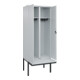 C+P Schwarz-Weiß-Spind Classic PLUS, Bank, 2 Abteile, 2120x800x815mm, 7035/7035, Verschluss Sicherheits-Drehriegel, Sitzbanktyp auskragend, Material Sitzfläche Kunststoff
