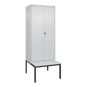 C+P Schwarz-Weiß-Spind Classic PLUS, Bank, 2 Abteile, 2120x800x815mm, 7035/7035, Verschluss Sicherheits-Drehriegel, Sitzbanktyp untergebaut, Material Sitzfläche Kunststoff