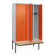 C+P Schwarz-Weiß-Spind Classic PLUS, Bank, 4 Abteile, 2120x1200x815mm, 7035/2004, Verschluss Sicherheits-Drehriegel, Sitzbanktyp auskragend, Material Sitzfläche Buche-Hartholz
