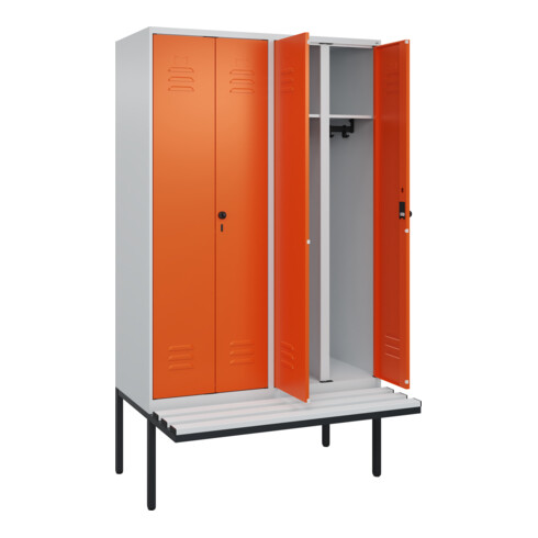 C+P Schwarz-Weiß-Spind Classic PLUS, Bank, 4 Abteile, 2120x1200x815mm, 7035/2004, Verschluss Sicherheits-Drehriegel, Sitzbanktyp auskragend, Material Sitzfläche Kunststoff