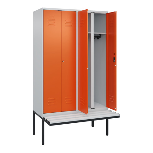 C+P Schwarz-Weiß-Spind Classic PLUS, Bank, 4 Abteile, 2120x1200x815mm, 7035/2004, Verschluss Zylinderschloss, Sitzbanktyp auskragend, Material Sitzfläche Kunststoff