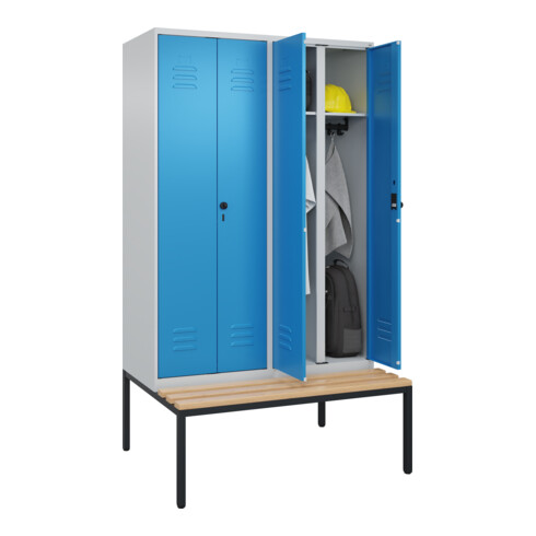 C+P Schwarz-Weiß-Spind Classic PLUS, Bank, 4 Abteile, 2120x1200x815mm, 7035/5012, Verschluss Sicherheits-Drehriegel, Sitzbanktyp untergebaut, Material Sitzfläche Buche-Hartholz