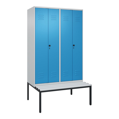 C+P Schwarz-Weiß-Spind Classic PLUS, Bank, 4 Abteile, 2120x1200x815mm, 7035/5012, Verschluss Sicherheits-Drehriegel, Sitzbanktyp untergebaut, Material Sitzfläche Kunststoff