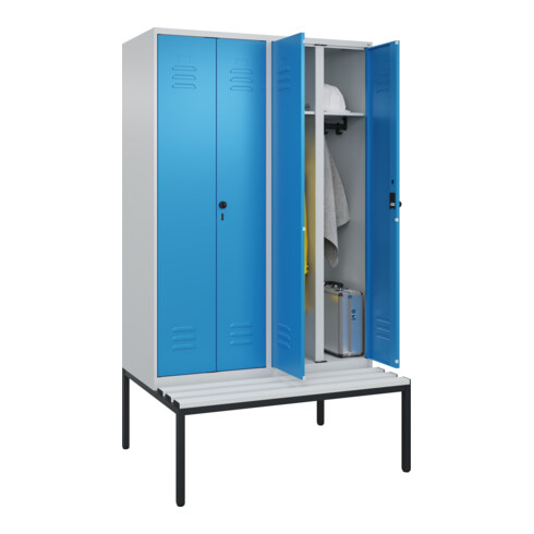 C+P Schwarz-Weiß-Spind Classic PLUS, Bank, 4 Abteile, 2120x1200x815mm, 7035/5012, Verschluss Sicherheits-Drehriegel, Sitzbanktyp untergebaut, Material Sitzfläche Kunststoff