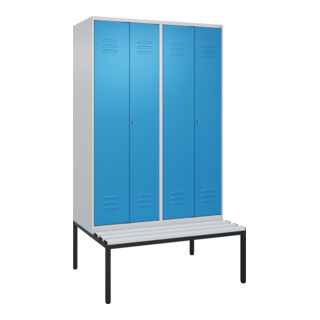 C+P Schwarz-Weiß-Spind Classic PLUS, Bank, 4 Abteile, 2120x1200x815mm, 7035/5012, Verschluss Zylinderschloss, Sitzbanktyp untergebaut, Material Sitzfläche Kunststoff