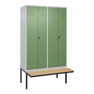 C+P Schwarz-Weiß-Spind Classic PLUS, Bank, 4 Abteile, 2120x1200x815mm, 7035/6011, Verschluss Sicherheits-Drehriegel, Sitzbanktyp auskragend, Material Sitzfläche Buche-Hartholz