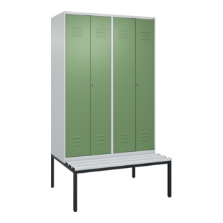 C+P Schwarz-Weiß-Spind Classic PLUS, Bank, 4 Abteile, 2120x1200x815mm, 7035/6011, Verschluss Zylinderschloss, Sitzbanktyp untergebaut, Material Sitzfläche Kunststoff