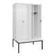 C+P Schwarz-Weiß-Spind Classic PLUS, Bank, 4 Abteile, 2120x1200x815mm, 9016/9016, Verschluss Sicherheits-Drehriegel, Sitzbanktyp untergebaut, Material Sitzfläche Kunststoff