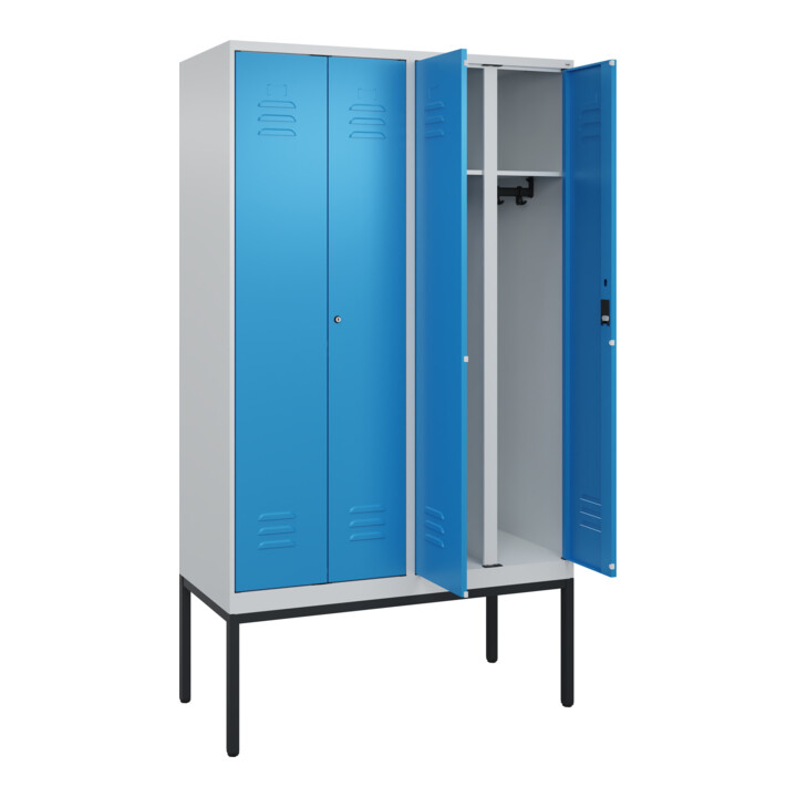 C+P Schwarz-Weiß-Spind Classic PLUS, Gestell, 4 Abteile, 2120x1200x500mm, 7035/5 Front RAL 5012 Lichtblau Verschluss Zylinderschloss