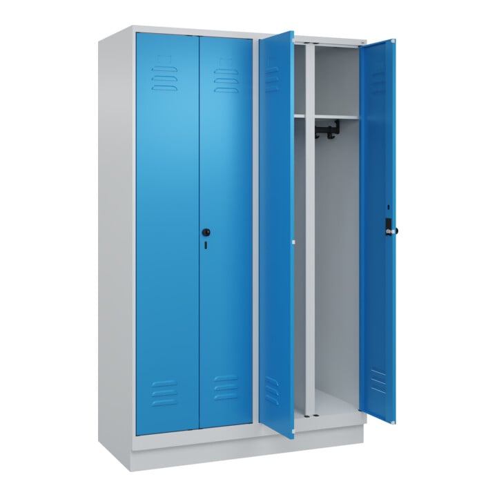 C+P Schwarz-Weiß-Spind Classic PLUS, Sockel, 4 Abteile, 1950x1200x500mm, 7035/50 Front RAL 5012 Lichtblau Verschluss Sicherheits-Drehriegel