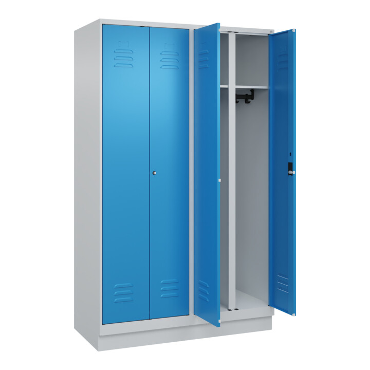 C+P Schwarz-Weiß-Spind Classic PLUS, Sockel, 4 Abteile, 1950x1200x500mm, 7035/50 Front RAL 5012 Lichtblau Verschluss Zylinderschloss