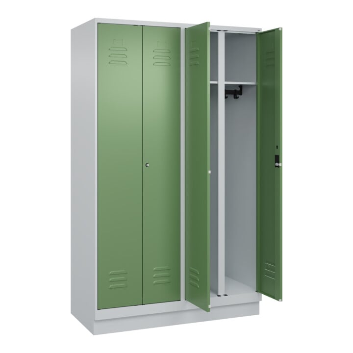 C+P Schwarz-Weiß-Spind Classic PLUS, Sockel, 4 Abteile, 1950x1200x500mm, 7035/60 Front RAL 6011 Resedagrün Verschluss Zylinderschloss
