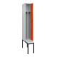 C+P Spind Classic PLUS, Bank, 1 Abteil, 2120x300x815mm, 7035/2004 Verschluss Zylinderschloss 4 Garderobenhaken Trennwand mittig Dekor Banklatten RAL 7035 Lichtgrau Sitzbanktyp untergebaut-2