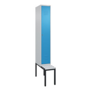 C+P Spind Classic PLUS, Bank, 1 Abteil, 2120x300x815mm, 7035/5012 Verschluss Zylinderschloss 4 Garderobenhaken Trennwand mittig Dekor Banklatten RAL 7035 Lichtgrau Sitzbanktyp untergebaut