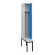 C+P Spind Classic PLUS, Bank, 1 Abteil, 2120x300x815mm, 7035/5012 Verschluss Zylinderschloss 4 Garderobenhaken Trennwand mittig Dekor Banklatten RAL 7035 Lichtgrau Sitzbanktyp untergebaut-2