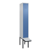 C+P Spind Classic PLUS, Bank, 1 Abteil, 2120x300x815mm, 7035/5023 Verschluss Zylinderschloss 3 Garderobenhaken  Dekor Banklatten RAL 7035 Lichtgrau Sitzbanktyp auskragend