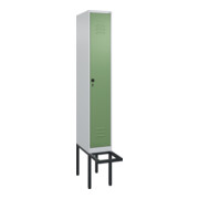 C+P Spind Classic PLUS, Bank, 1 Abteil, 2120x300x815mm, 7035/6011 Verschluss Sicherheits-Drehriegel 4 Garderobenhaken Trennwand mittig  Sitzbanktyp auskragend