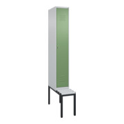C+P Spind Classic PLUS, Bank, 1 Abteil, 2120x300x815mm, 7035/6011 Verschluss Zylinderschloss 4 Garderobenhaken Trennwand mittig Dekor Banklatten RAL 7035 Lichtgrau Sitzbanktyp untergebaut