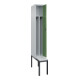 C+P Spind Classic PLUS, Bank, 1 Abteil, 2120x300x815mm, 7035/6011 Verschluss Zylinderschloss 4 Garderobenhaken Trennwand mittig Dekor Banklatten RAL 7035 Lichtgrau Sitzbanktyp untergebaut-2