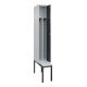 C+P Spind Classic PLUS, Bank, 1 Abteil, 2120x300x815mm, 7035/7016 Verschluss Zylinderschloss 4 Garderobenhaken Trennwand mittig Dekor Banklatten RAL 7035 Lichtgrau Sitzbanktyp untergebaut-2