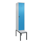 C+P Spind Classic PLUS, Bank, 1 Abteil, 2120x400x815mm, 7035/5012 Verschluss Sicherheits-Drehriegel 4 Garderobenhaken Trennwand mittig Dekor Banklatten RAL 7035 Lichtgrau Sitzbanktyp untergebaut