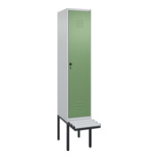 C+P Spind Classic PLUS, Bank, 1 Abteil, 2120x400x815mm, 7035/6011 Verschluss Sicherheits-Drehriegel 4 Garderobenhaken Trennwand mittig Dekor Banklatten RAL 7035 Lichtgrau Sitzbanktyp auskragend