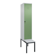 C+P Spind Classic PLUS, Bank, 1 Abteil, 2120x400x815mm, 7035/6011 Verschluss Sicherheits-Drehriegel 4 Garderobenhaken Trennwand mittig Dekor Banklatten RAL 7035 Lichtgrau Sitzbanktyp untergebaut