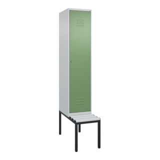 C+P Spind Classic PLUS, Bank, 1 Abteil, 2120x400x815mm, 7035/6011 Verschluss Zylinderschloss 4 Garderobenhaken Trennwand mittig Dekor Banklatten RAL 7035 Lichtgrau Sitzbanktyp untergebaut