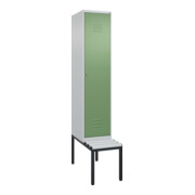 C+P Spind Classic PLUS, Bank, 1 Abteil, 2120x400x815mm, 7035/6011 Verschluss Zylinderschloss 4 Garderobenhaken Trennwand mittig Dekor Banklatten RAL 7035 Lichtgrau Sitzbanktyp untergebaut