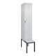 C+P Spind Classic PLUS, Bank, 1 Abteil, 2120x400x815mm, 7035/7035 Verschluss Sicherheits-Drehriegel 4 Garderobenhaken Trennwand mittig Dekor Banklatten RAL 7035 Lichtgrau Sitzbanktyp untergebaut-1