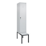 C+P Spind Classic PLUS, Bank, 1 Abteil, 2120x400x815mm, 7035/7035 Verschluss Sicherheits-Drehriegel 4 Garderobenhaken Trennwand mittig Dekor Banklatten RAL 7035 Lichtgrau Sitzbanktyp untergebaut