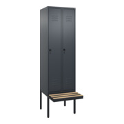 C+P Spind Classic PLUS, Bank, 2 Abteile, 2120x600x815mm, 7016/7016 Verschluss Sicherheits-Drehriegel 4 Garderobenhaken Trennwand mittig Dekor Banklatten RAL 7021 Schwarzgrau Sitzbanktyp auskragend