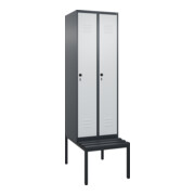 C+P Spind Classic PLUS, Bank, 2 Abteile, 2120x600x815mm, 7016/7035 Verschluss Sicherheits-Drehriegel 4 Garderobenhaken Trennwand mittig Dekor Banklatten RAL 7021 Schwarzgrau Sitzbanktyp untergebaut