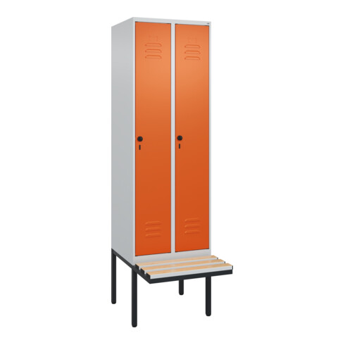 C+P Spind Classic PLUS, Bank, 2 Abteile, 2120x600x815mm, 7035/2004 Verschluss Sicherheits-Drehriegel 4 Garderobenhaken Trennwand mittig Dekor Banklatten RAL 7035 Lichtgrau Sitzbanktyp auskragend
