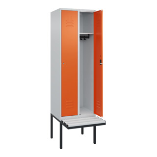C+P Spind Classic PLUS, Bank, 2 Abteile, 2120x600x815mm, 7035/2004 Verschluss Zylinderschloss 3 Garderobenhaken  Dekor Banklatten RAL 7035 Lichtgrau Sitzbanktyp auskragend