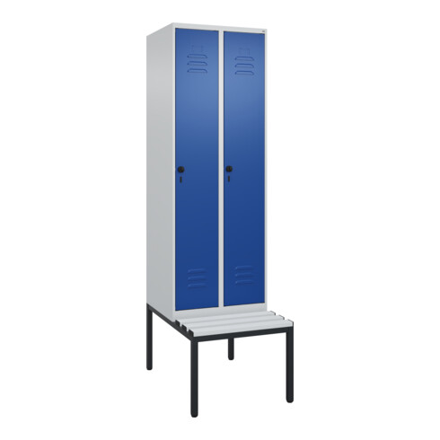 C+P Spind Classic PLUS, Bank, 2 Abteile, 2120x600x815mm, 7035/5010 Verschluss Sicherheits-Drehriegel 4 Garderobenhaken Trennwand mittig Dekor Banklatten RAL 7035 Lichtgrau Sitzbanktyp untergebaut