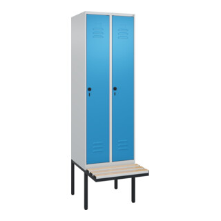 C+P Spind Classic PLUS, Bank, 2 Abteile, 2120x600x815mm, 7035/5012 Verschluss Sicherheits-Drehriegel 4 Garderobenhaken Trennwand mittig Dekor Banklatten RAL 7035 Lichtgrau Sitzbanktyp auskragend