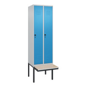 C+P Spind Classic PLUS, Bank, 2 Abteile, 2120x600x815mm, 7035/5012 Verschluss Sicherheits-Drehriegel 4 Garderobenhaken Trennwand mittig Dekor Banklatten RAL 7035 Lichtgrau Sitzbanktyp auskragend