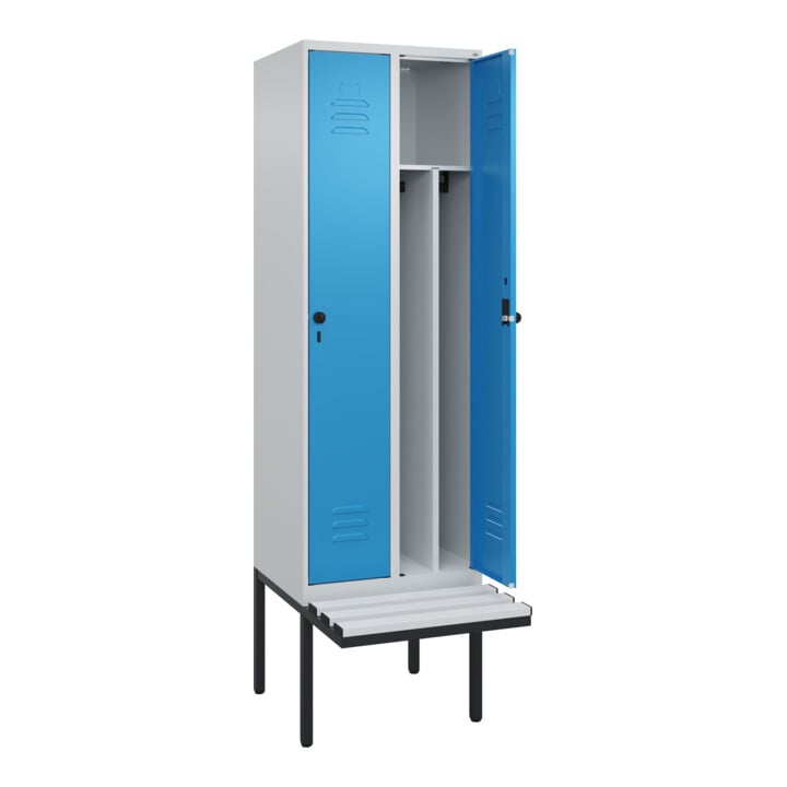 C+P Spind Classic PLUS, Bank, 2 Abteile, 2120x600x815mm, 7035/5012 Verschluss Sicherheits-Drehriegel 4 Garderobenhaken Trennwand mittig Dekor Banklatten RAL 7035 Lichtgrau Sitzbanktyp auskragend