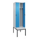 C+P Spind Classic PLUS, Bank, 2 Abteile, 2120x600x815mm, 7035/5012 Verschluss Sicherheits-Drehriegel 4 Garderobenhaken Trennwand mittig Dekor Banklatten RAL 7035 Lichtgrau Sitzbanktyp untergebaut-2