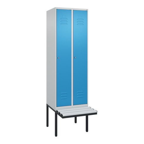 C+P Spind Classic PLUS, Bank, 2 Abteile, 2120x600x815mm, 7035/5012 Verschluss Zylinderschloss 3 Garderobenhaken  Dekor Banklatten RAL 7035 Lichtgrau Sitzbanktyp auskragend