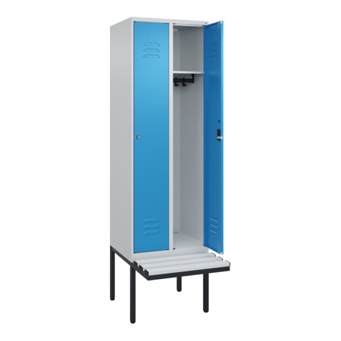 C+P Spind Classic PLUS, Bank, 2 Abteile, 2120x600x815mm, 7035/5012 Verschluss Zylinderschloss 3 Garderobenhaken  Dekor Banklatten RAL 7035 Lichtgrau Sitzbanktyp auskragend