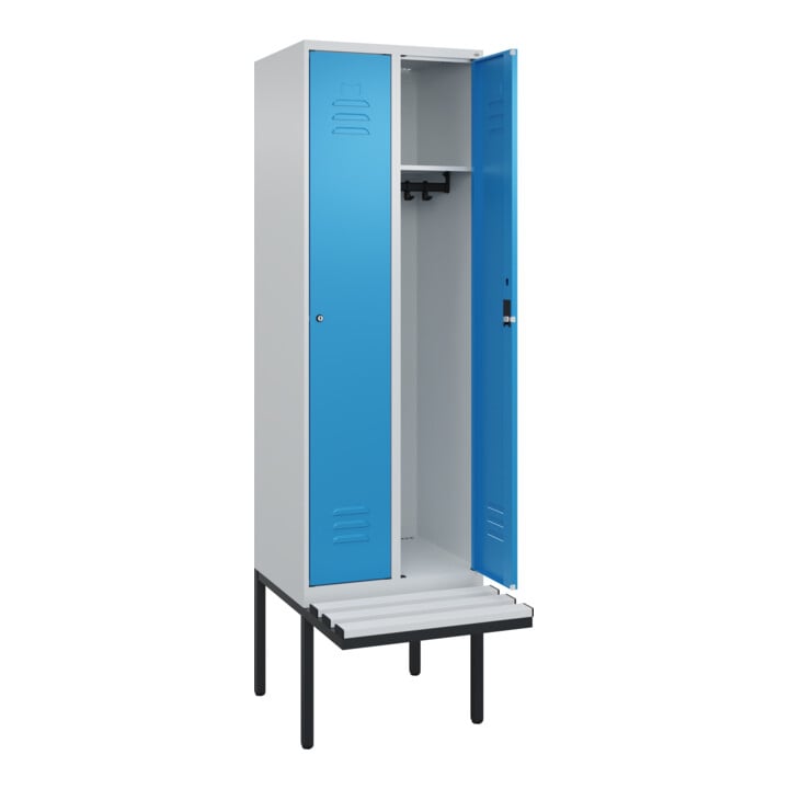 C+P Spind Classic PLUS, Bank, 2 Abteile, 2120x600x815mm, 7035/5012 Verschluss Zylinderschloss 3 Garderobenhaken  Dekor Banklatten RAL 7035 Lichtgrau Sitzbanktyp auskragend